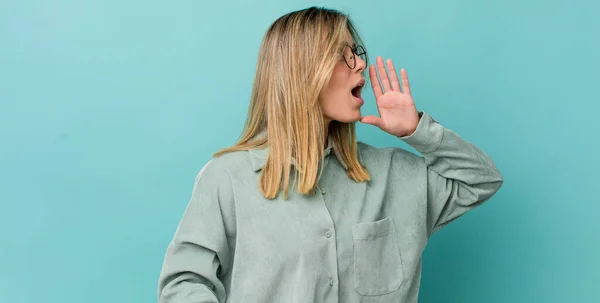 Jovem Mulher Loira Bonita Gritando Alto Irritado Para Copiar Espaço — Fotografia de Stock