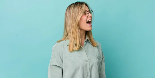 Young Pretty Blonde Woman Screaming Furiously Shouting Aggressively Looking Stressed — ストック写真