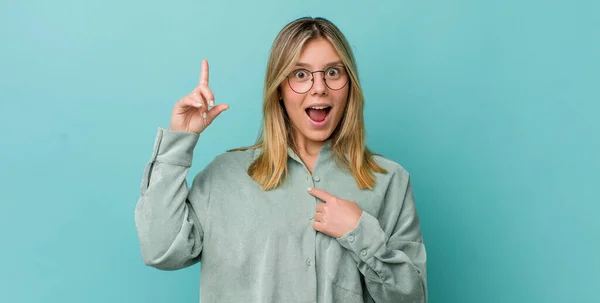 Giovane Bella Donna Bionda Sentirsi Orgogliosa Sorpresa Indicando Stessi Con — Foto Stock