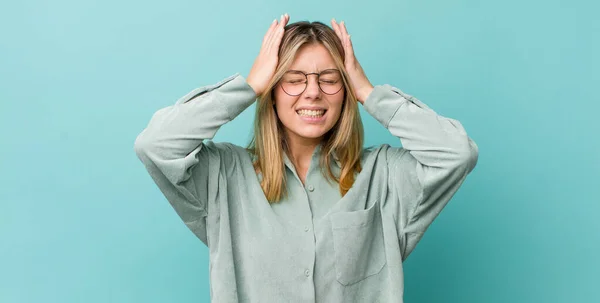 금발의 여자는 스트레스와 우울과 두통으로 머리로 — 스톡 사진