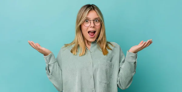 Ung Söt Blond Kvinna Ser Glad Och Upphetsad Chockad Med — Stockfoto