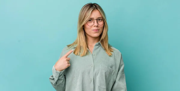 Joven Mujer Rubia Bonita Buscando Orgulloso Seguro Feliz Sonriendo Apuntando — Foto de Stock