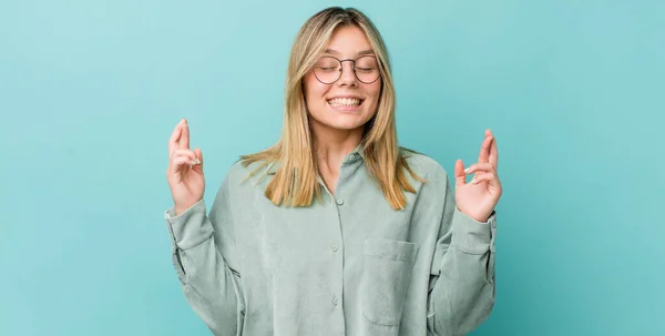 Genç Güzel Sarışın Kadın Gülümsüyor Endişeyle Iki Parmağını Çapraz Yapıyor — Stok fotoğraf