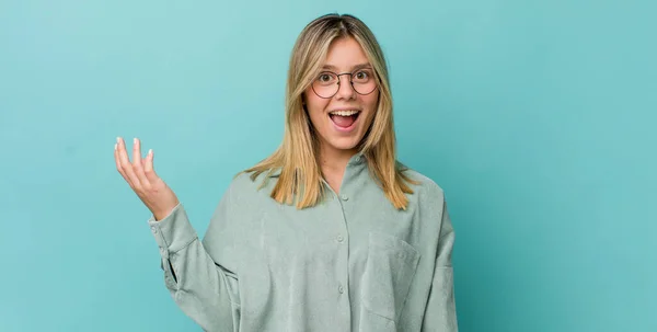 Ung Söt Blond Kvinna Känner Sig Glad Överraskad Och Glad — Stockfoto