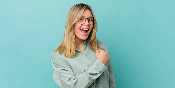 Ung Söt Blond Kvinna Känner Sig Glad Positiv Och Framgångsrik — Stockfoto