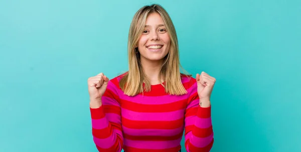 Giovane Bella Donna Bionda Che Grida Trionfalmente Ride Sente Felice — Foto Stock