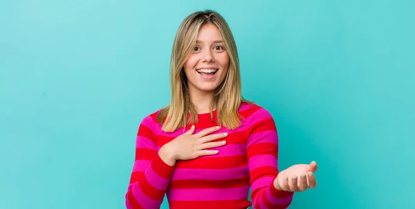 Joven Mujer Rubia Bonita Sintiéndose Feliz Enamorada Sonriendo Con Una —  Fotos de Stock