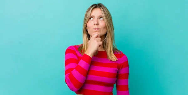 Jong Mooi Blond Vrouw Denken Gevoel Twijfelachtig Verward Met Verschillende — Stockfoto