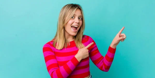 Giovane Bella Donna Bionda Che Sente Gioiosa Sorpresa Sorridendo Con — Foto Stock