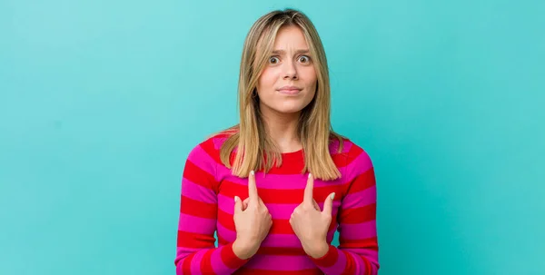 Joven Bonita Mujer Rubia Señalándose Misma Con Una Mirada Confusa —  Fotos de Stock