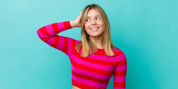 Joven Mujer Rubia Bonita Sonriendo Alegre Casualmente Tomando Mano Cabeza —  Fotos de Stock