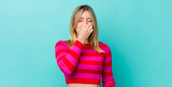 Young Pretty Blonde Woman Feeling Disgusted Holding Nose Avoid Smelling — Stock Photo, Image