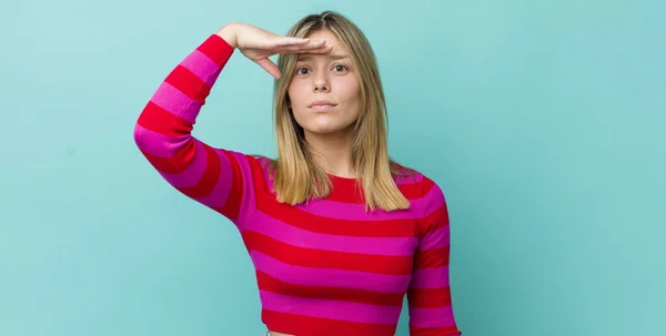 Joven Mujer Rubia Bonita Saludando Cámara Con Saludo Militar Acto —  Fotos de Stock