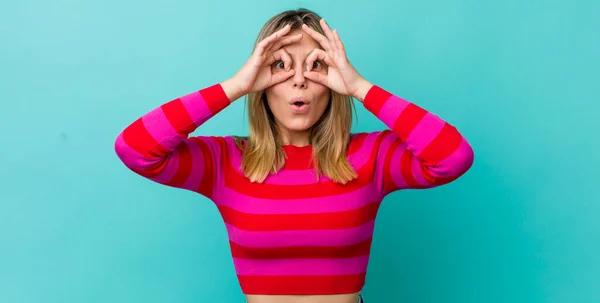 Young Pretty Blonde Woman Feeling Shocked Amazed Surprised Holding Glasses — Stock Photo, Image