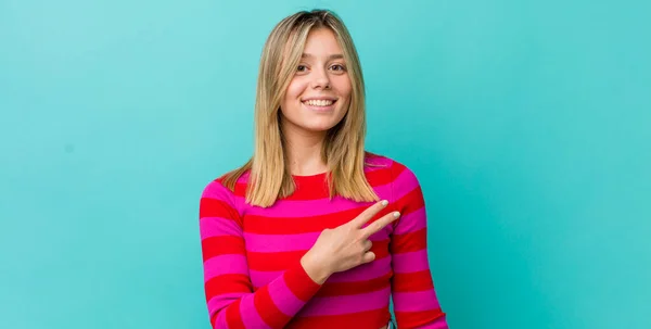 Ung Söt Blond Kvinna Känner Sig Glad Positiv Och Framgångsrik — Stockfoto