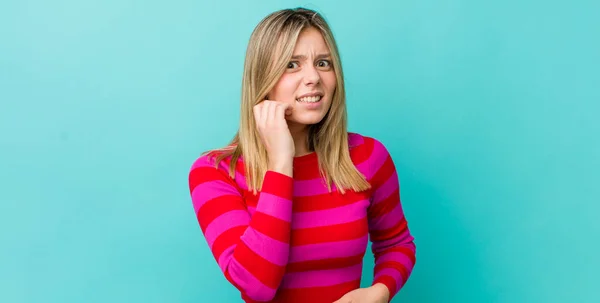 Ung Söt Blond Kvinna Känner Sig Stressad Frustrerad Och Trött — Stockfoto
