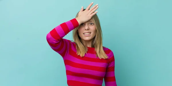 Young Pretty Blonde Woman Raising Palm Forehead Thinking Oops Making — Stockfoto