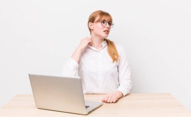 Kızıl saçlı güzel kadın stresli, endişeli, yorgun ve hayal kırıklığına uğramış hissediyor. iş kavramı