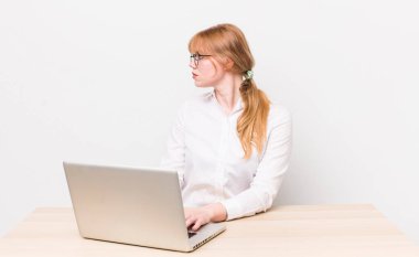 Profil bakışlı kızıl saçlı güzel kadın hayal mi kuruyor yoksa hayal mi kuruyor? iş kavramı