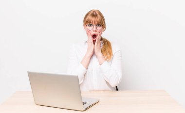 Kızıl saçlı güzel kadın şok olmuş ve korkmuş hissediyor. iş kavramı