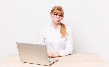 Kızıl saçlı, güzel bir kadın üzgün ve mızmızlanıyor. Mutsuz bir bakışı var ve ağlıyor. iş kavramı