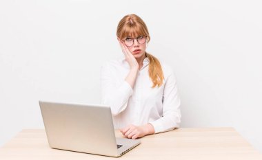 Kızıl saçlı, güzel bir kadın bıkkın, yorgun ve uykulu hissediyor. iş kavramı