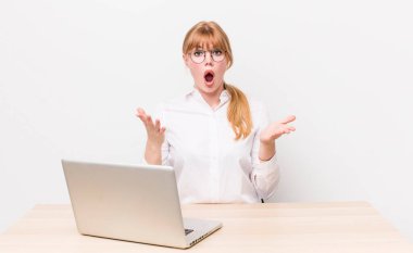 Kızıl saçlı güzel kadın çok şaşırmış ve şok olmuş hissediyor. iş kavramı