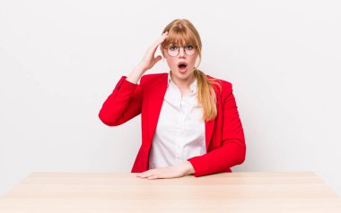 Kızıl saçlı güzel kadın mutlu, şaşkın ve şaşırmış görünüyor. Bağımsız kavram