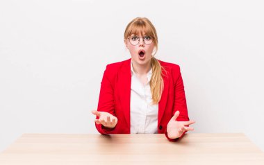 Kızıl saçlı güzel kadın inanılmaz bir sürprizle şaşkına dönmüş ve hayrete düşmüştü. Bağımsız kavram