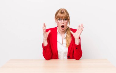 Kızıl saçlı güzel kadın ellerini havaya kaldırarak çığlık atıyor. Bağımsız kavram