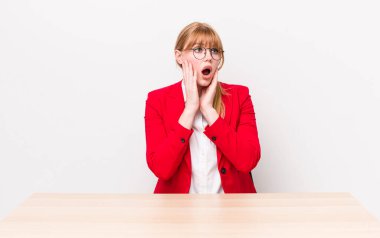 Kızıl saçlı güzel kadın mutlu, heyecanlı ve şaşırmış hissediyor. Bağımsız kavram