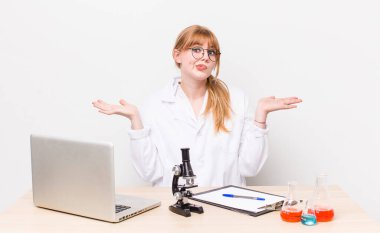 Kızıl saçlı güzel kadın şaşkın, şaşkın ve şüpheci hissediyor. Mikroskobik bilim adamı.