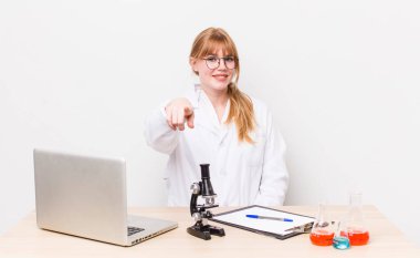 Kızıl saçlı güzel kadın kamerayı işaret ederek seni seçiyor. Mikroskobik bilim adamı.