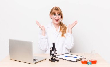 Kızıl saçlı güzel kadın kendini mutlu hissediyor ve inanılmaz bir şeye hayret ediyor. Mikroskobik bilim adamı.