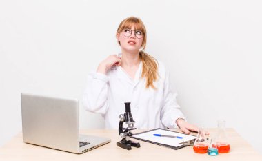 Kızıl saçlı güzel kadın stresli, endişeli, yorgun ve hayal kırıklığına uğramış hissediyor. Mikroskobik bilim adamı.