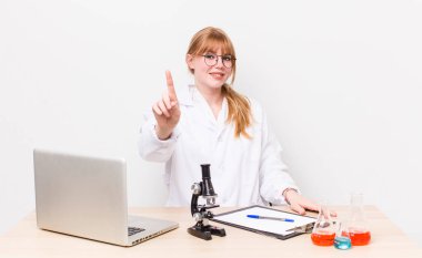 Kızıl saçlı güzel kadın gururla gülümsüyor ve kendinden emin bir numara oluyor. Mikroskobik bilim adamı.