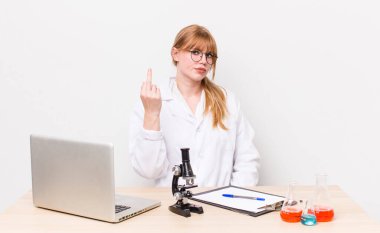 Kızıl saçlı güzel bir kadın kızgın, sinirli, asi ve agresif hissediyor. Mikroskobik bilim adamı.