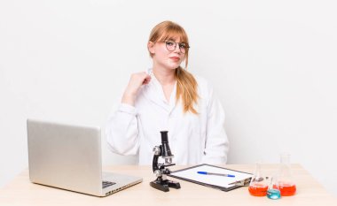 Kızıl saçlı güzel kadın kibirli, başarılı, pozitif ve gururlu görünüyor. Mikroskobik bilim adamı.