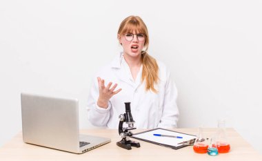 Kızıl saçlı, güzel bir kadın sinirli, sinirli ve sinirli görünüyor. Mikroskobik bilim adamı.