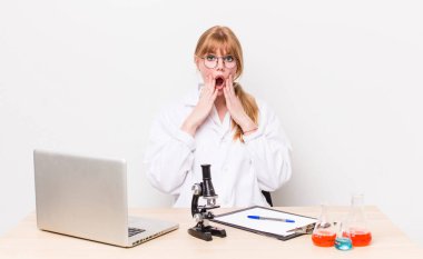 Kızıl saçlı güzel kadın şok olmuş ve korkmuş hissediyor. Mikroskobik bilim adamı.