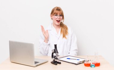 Kızıl saçlı güzel kadın kendini mutlu hissediyor, bir çözüm ya da fikir bulduğuna şaşırıyor. Mikroskobik bilim adamı.