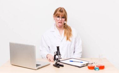 Kızıl saçlı güzel kadın iğrenmiş ve sinirlenmiş hissediyor ve dilini dışarı çıkarıyor. Mikroskobik bilim adamı.