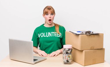 Kızıl saçlı güzel kadın çok şaşırmış ya da şaşkın görünüyor. Bağış gönüllüsü konsepti