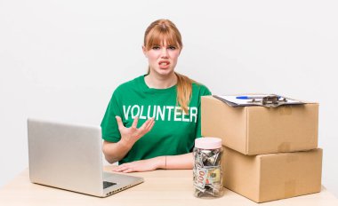 Kızıl saçlı, güzel bir kadın sinirli, sinirli ve sinirli görünüyor. Bağış gönüllüsü konsepti