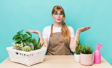 Kızıl saçlı güzel kadın şaşkın, şaşkın ve şüpheci hissediyor. bitkiler gargara konsepti