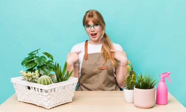 Kızıl saçlı güzel bir kadın mutlu hissediyor ve heyecanla kendini işaret ediyor. bitkiler gargara konsepti