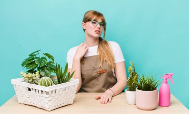 Kızıl saçlı güzel kadın stresli, endişeli, yorgun ve hayal kırıklığına uğramış hissediyor. bitkiler gargara konsepti