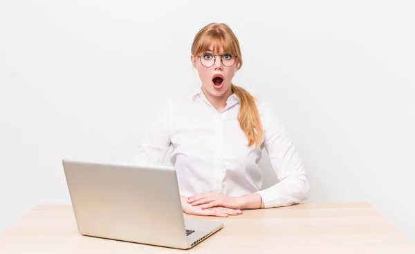 Cabeza Roja Bonita Mujer Que Parece Muy Sorprendido Sorprendido Concepto — Foto de Stock