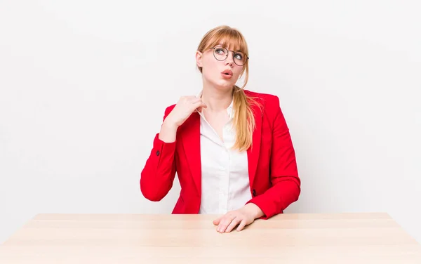 Cabeça Vermelha Mulher Bonita Sentindo Estressado Ansioso Cansado Frustrado Conceito — Fotografia de Stock