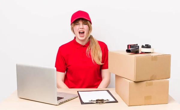 Red Head Pretty Woman Shouting Aggressively Looking Very Angry Employee — ストック写真